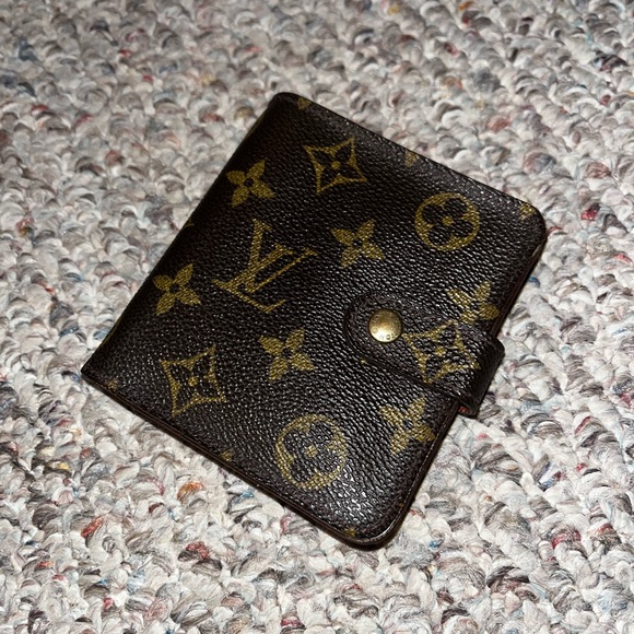 Authentic Louis Vuitton bi-fold wallet in mono - Picture 1 of 7